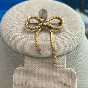 Vintage Avon beautiful bow broach
